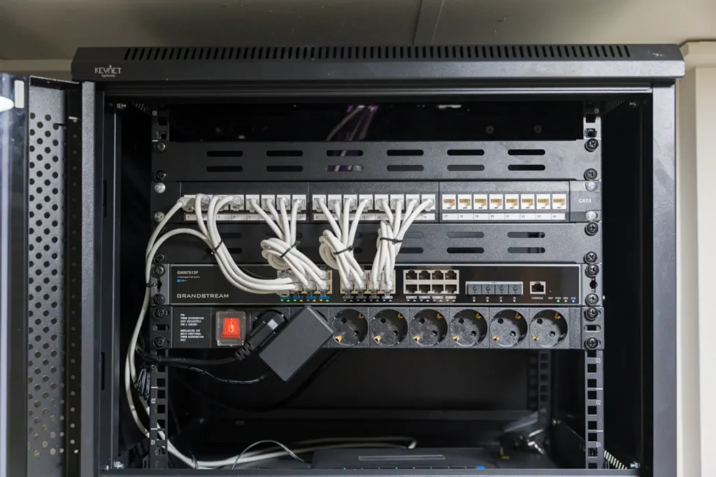 Switch y patch panel cableados