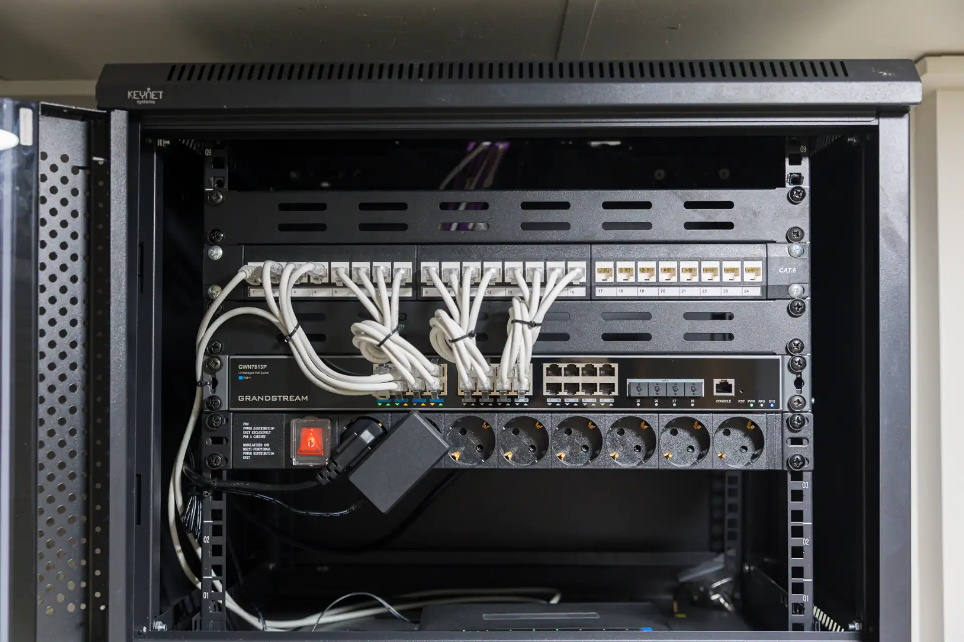 Switch y patch panel cableados