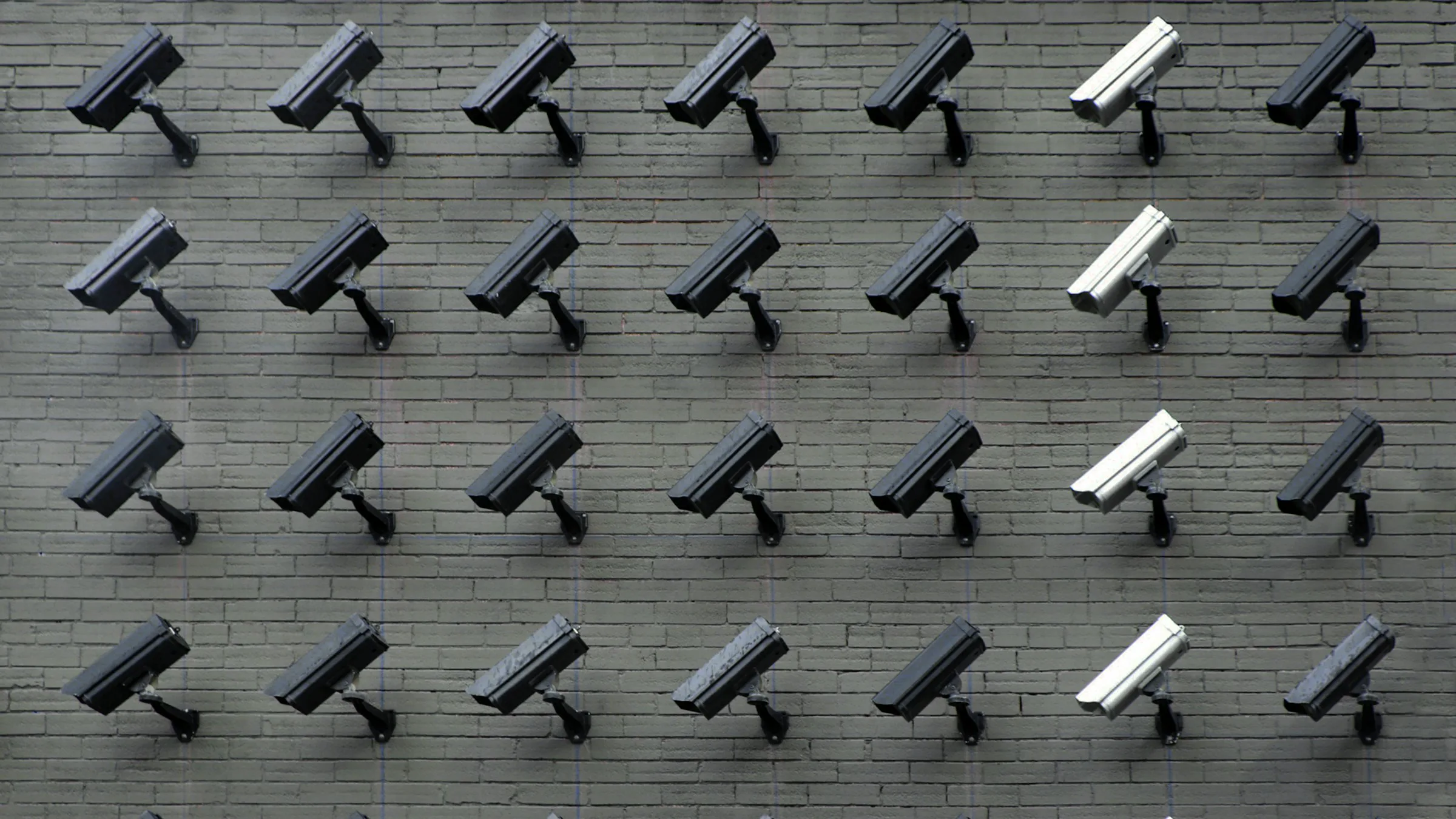 Muro de cámaras de videovigilancia en fachada.